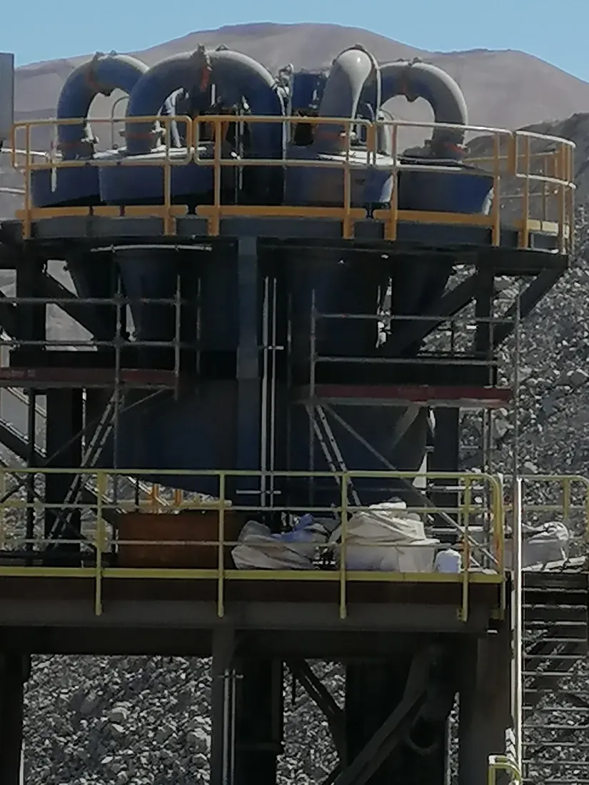 Dosificador de bolas instalado en una planta