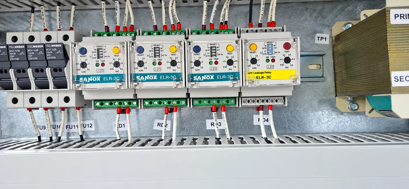 Relés de protección y cableado de control en un tablero eléctrico