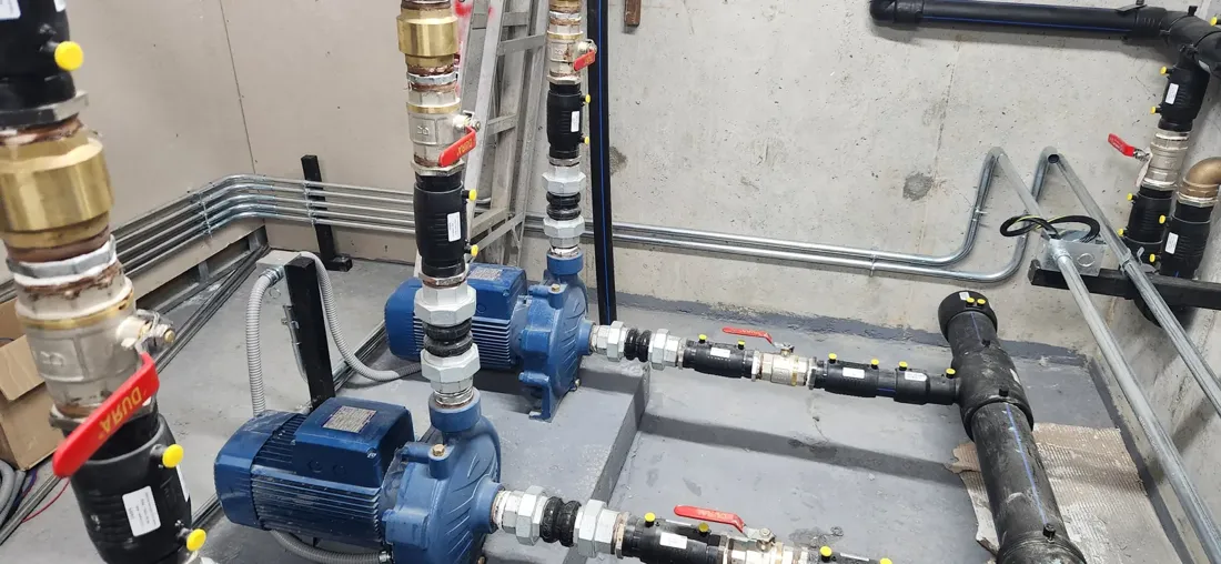 Equipamiento y canalizaciones de la planta elevadora de agua potable